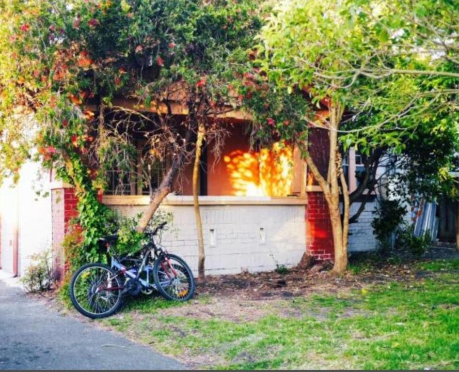 墨尔本St Kilda East backpackers' hostel的停在房子前面的自行车