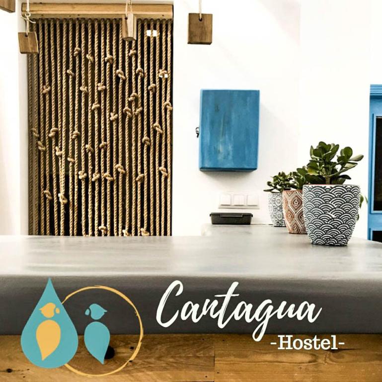 瓦伦西亚Cantagua Hostel的一张桌子,上面标有卡塔赫纳医院的标志