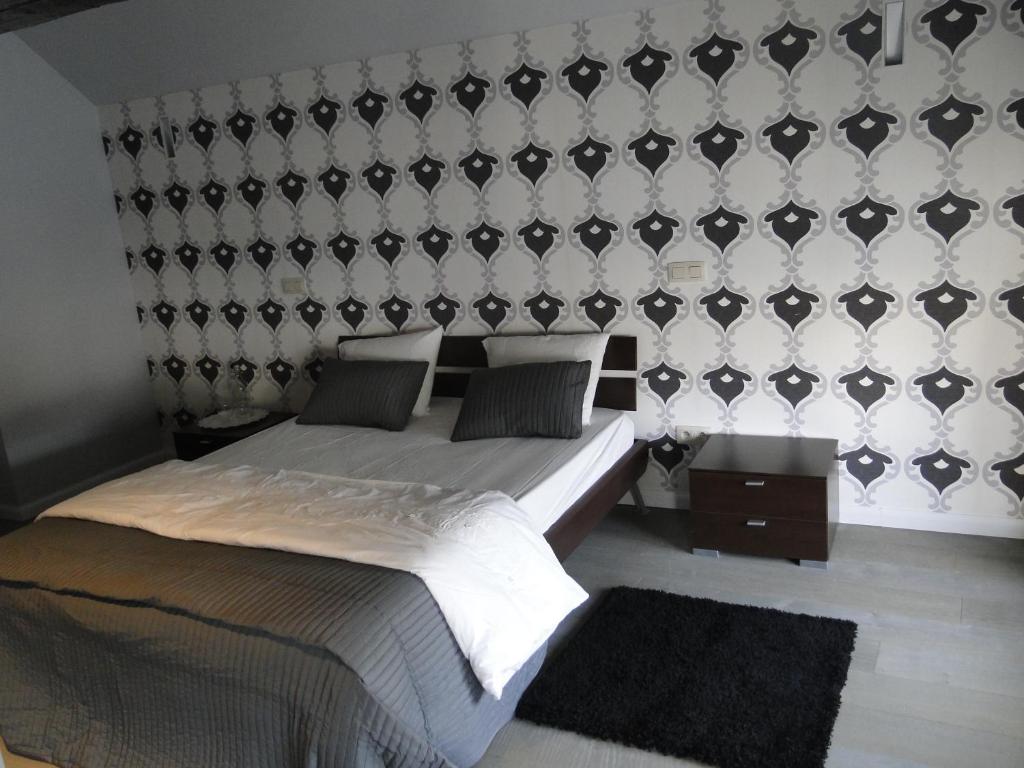 布鲁日布鲁日祖凯罗公寓的一间卧室设有一张床和一面墙,