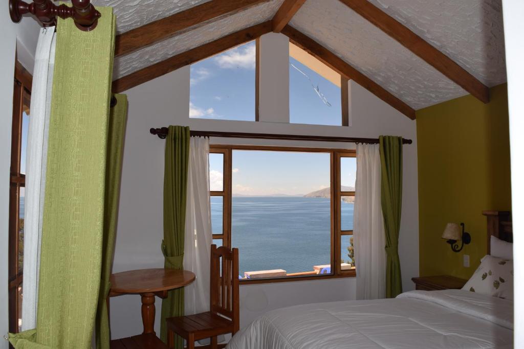 Comunidad YumaniWiñay Inti Lodge的一间卧室设有海景窗户