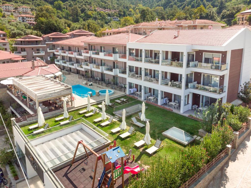 斯卡拉伯塔麦斯Ntinas Filoxenia Hotel & Spa的享有带游泳池的度假村的空中景致