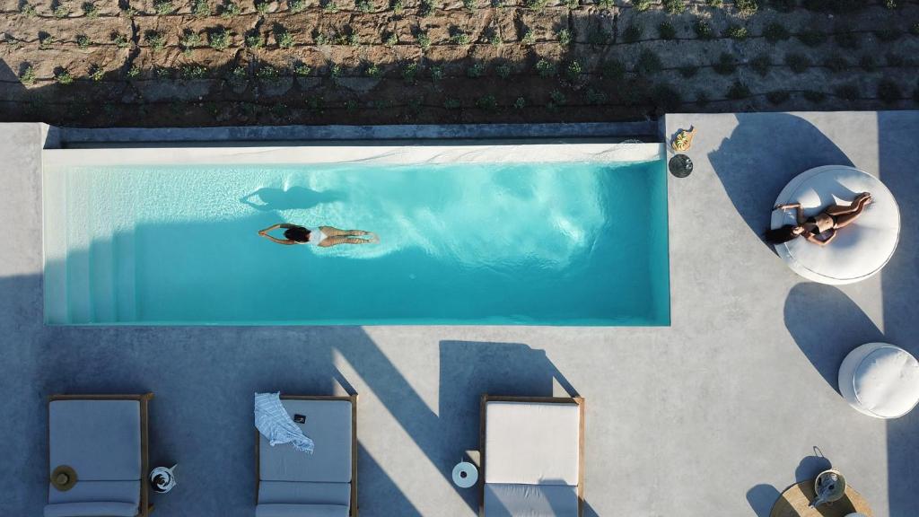 梅加洛克里Samsara Private Villas的游泳池游泳者上方的景致