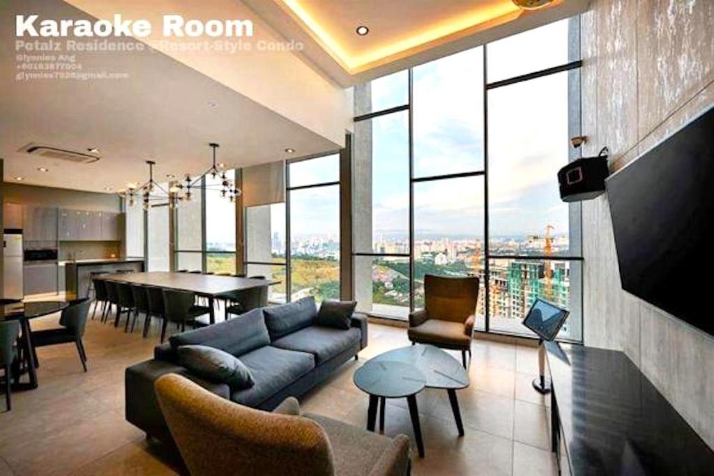 吉隆坡Luxury Resort Suite Kuala Lumpur@5mins to Mid Valley, Sunway的客厅配有沙发和桌子