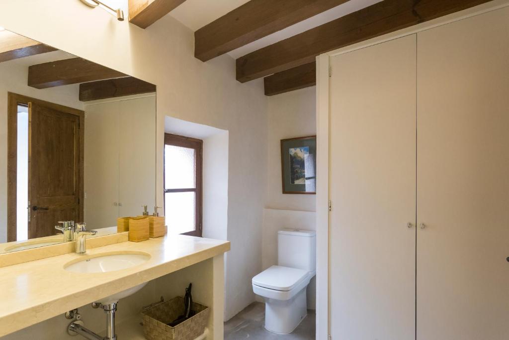 德阿Font Fresca House的一间带水槽和卫生间的浴室