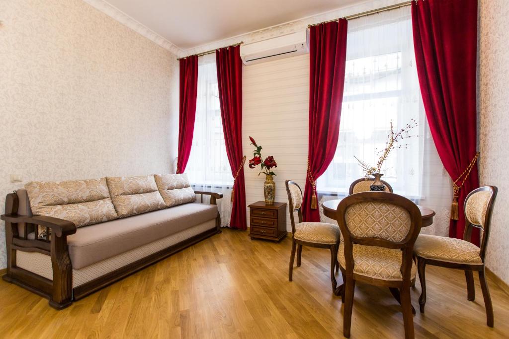 利沃夫Avangard on Lepkogo St 14 Apart的客厅配有沙发和桌子