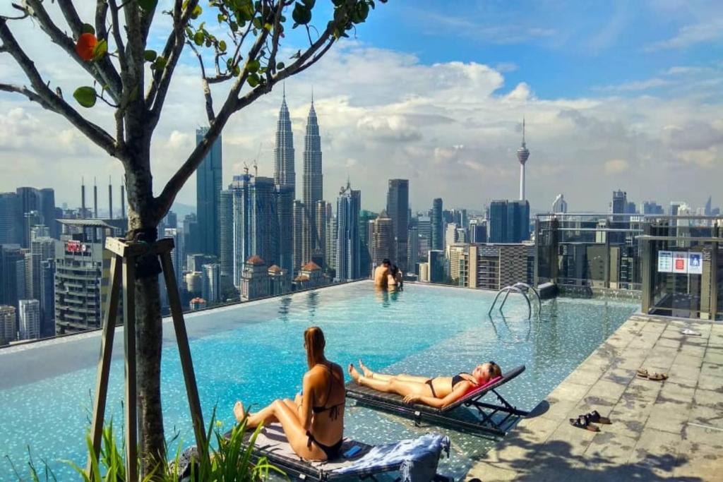吉隆坡Expressionz Suites By iHost Global的一座城市天际线建筑屋顶上的游泳池