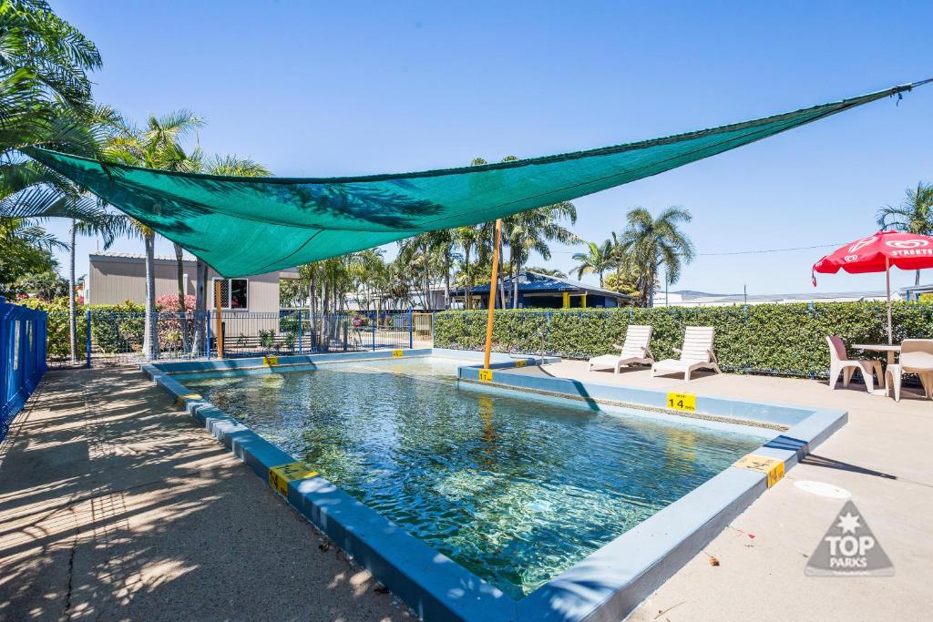 汤斯维尔珊瑚海岸观光假日公园的游泳池上方设有吊床