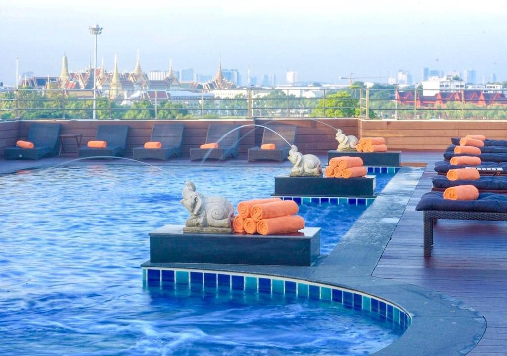 曼谷D&D Inn Khaosan的一座建筑物顶部的游泳池,里面饲养着动物