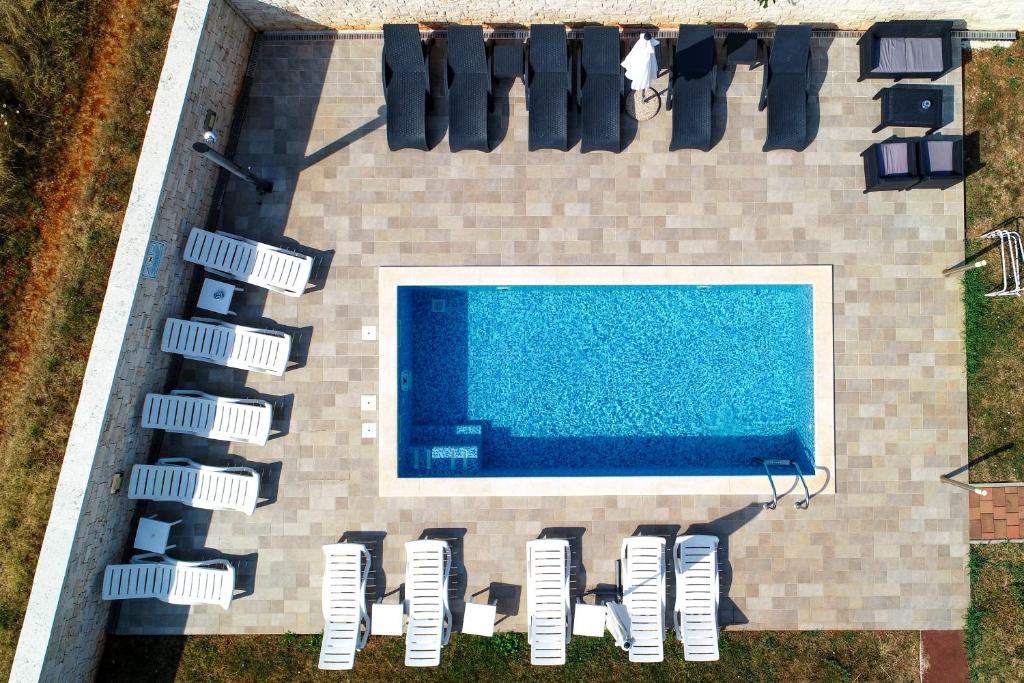 乌马格Apartments Villa Adamović的享有房子游泳池的顶部景色