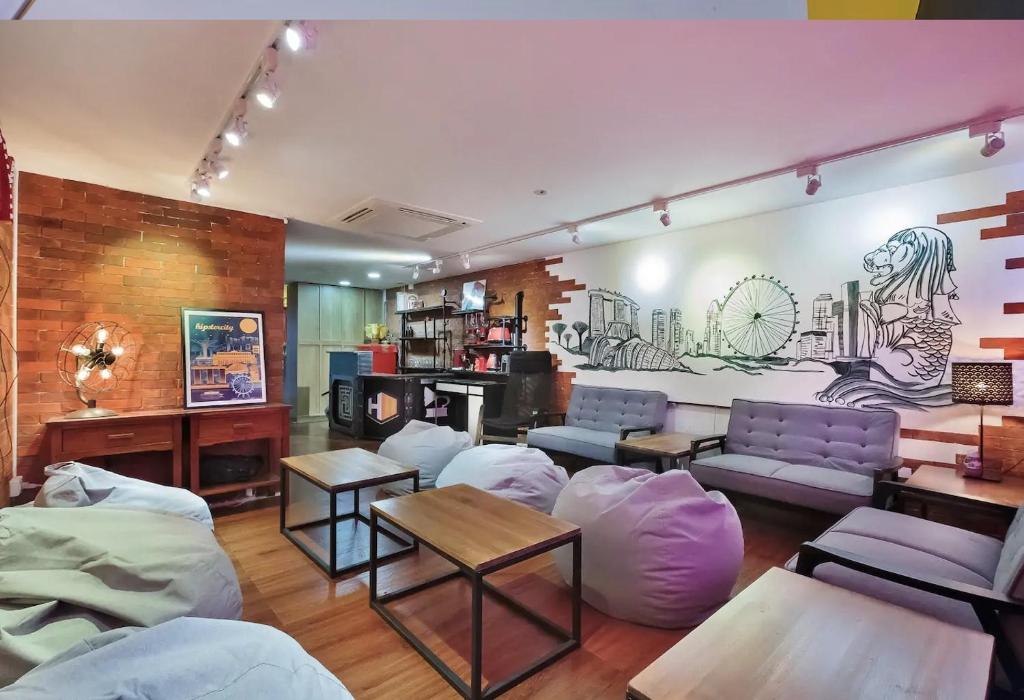 新加坡hipstercity hostel的客厅配有紫色家具和壁画