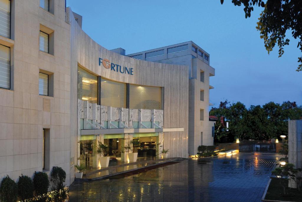 诺伊达Fortune Sector 27 Noida - Member ITC's Hotel Group的建筑的侧面有标志