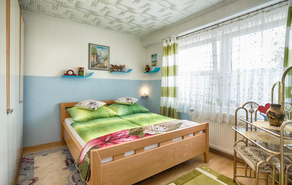 蒂蒂湖-新城Ferienhaus Haus Herzog的一间卧室设有一张床和一个窗口