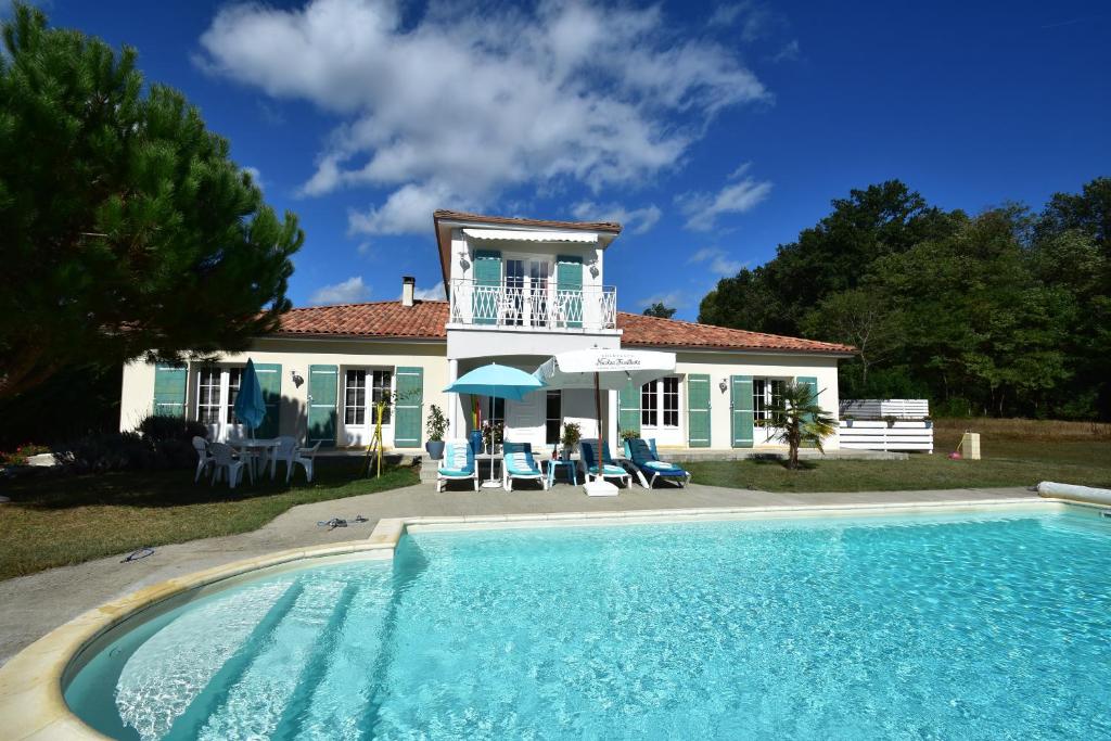 勒比格Villa Florida的房屋前有游泳池的房子