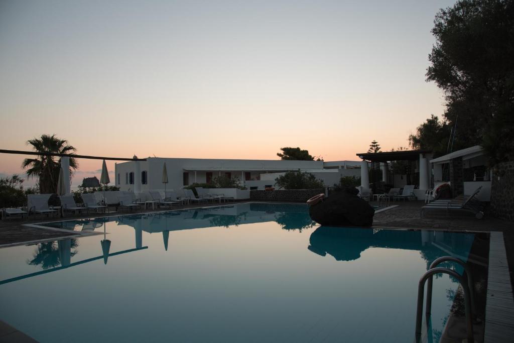 斯特龙博利西里内达公园酒店的日落时分享有游泳池的景致