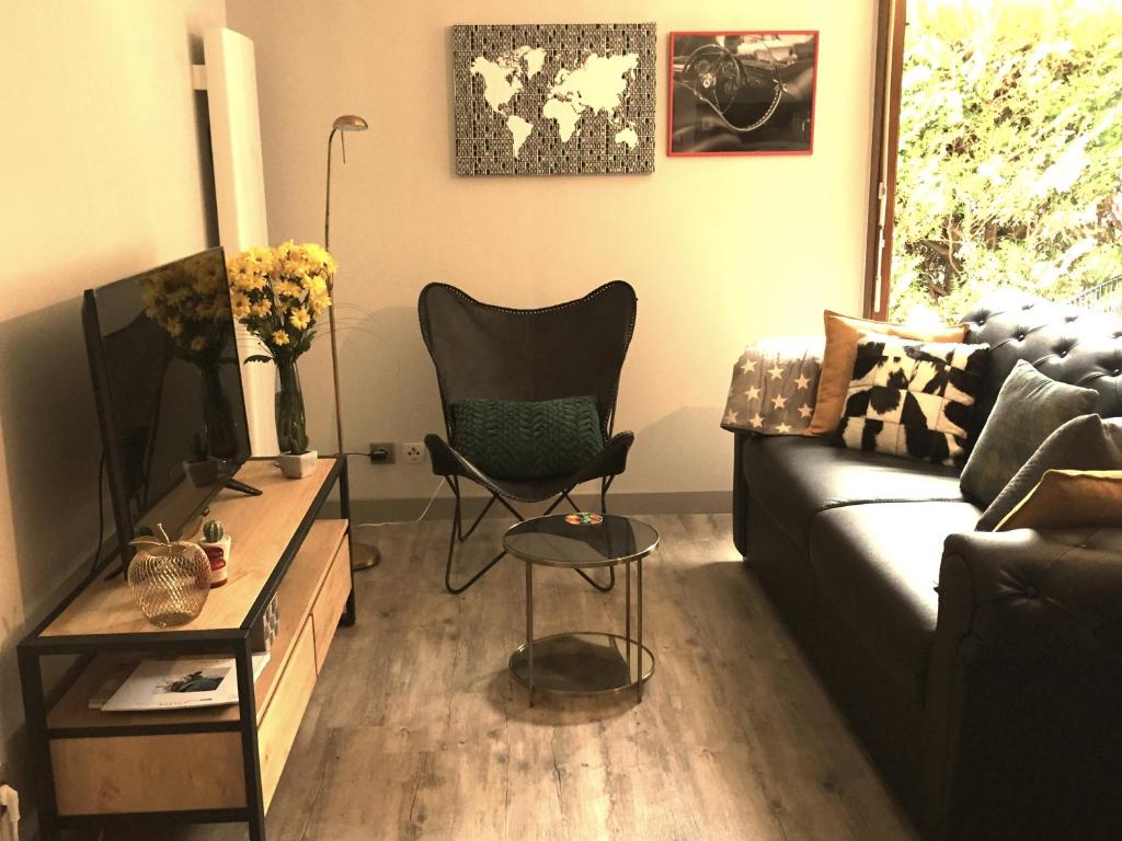 安锡The One Suite Annecy的客厅配有沙发和椅子