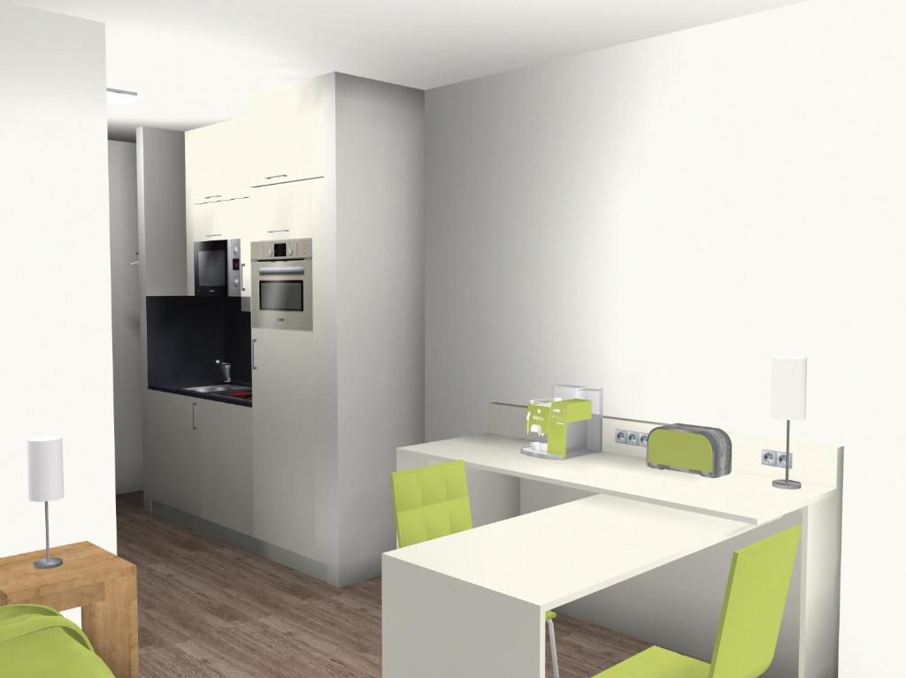 吉森Adapt Apartments Giessen的厨房配有白色和绿色的家具和电视。