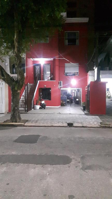 桑托斯Pousada J.C. Cazeri的一面有灯的红色建筑