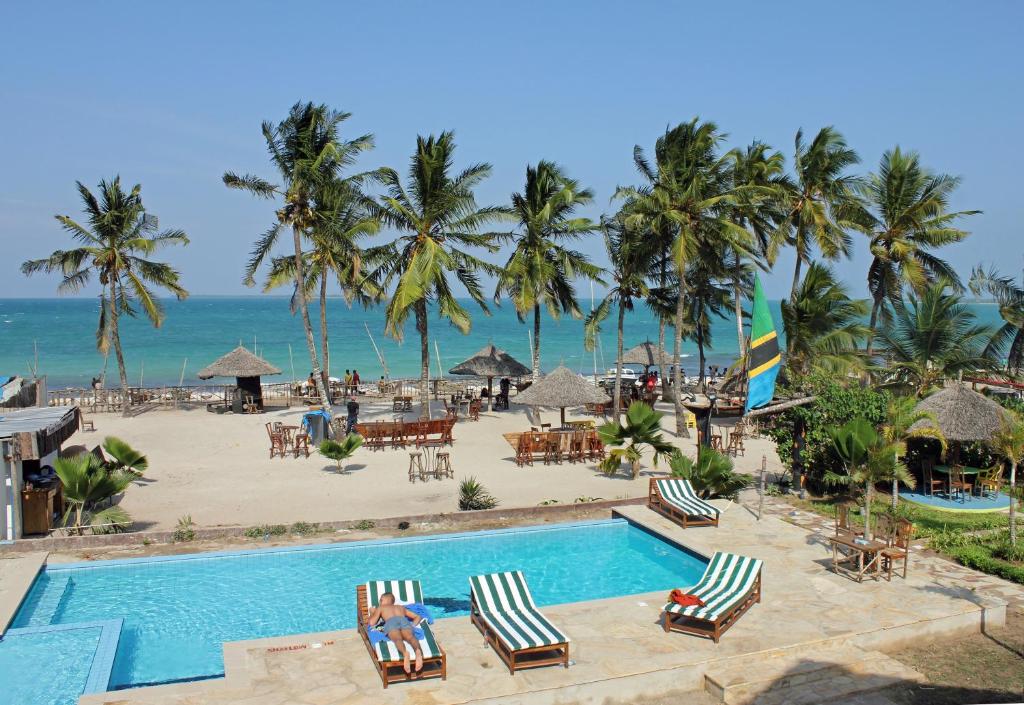 达累斯萨拉姆Villa Dahl Beach Resort的一个带游泳池和棕榈树海滩的度假胜地
