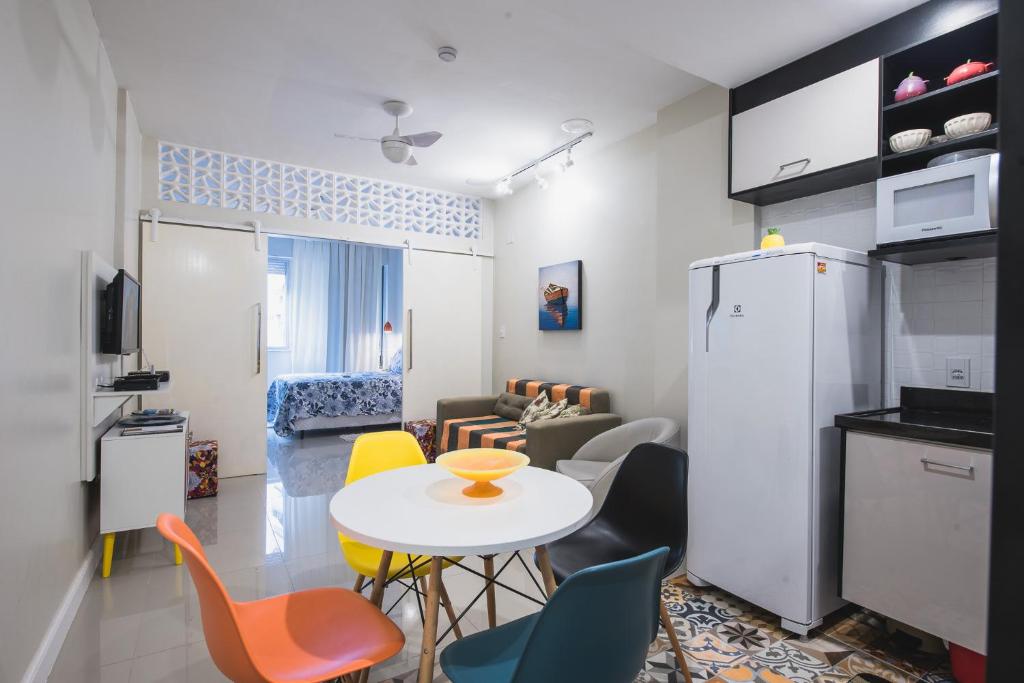 里约热内卢Copacabana, conforto e localização的厨房以及带桌椅的起居室。