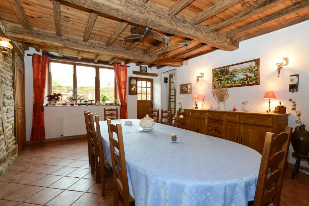 Girondelle欧海龙德勒住宿加早餐酒店的一间带白色桌子的用餐室和一间厨房