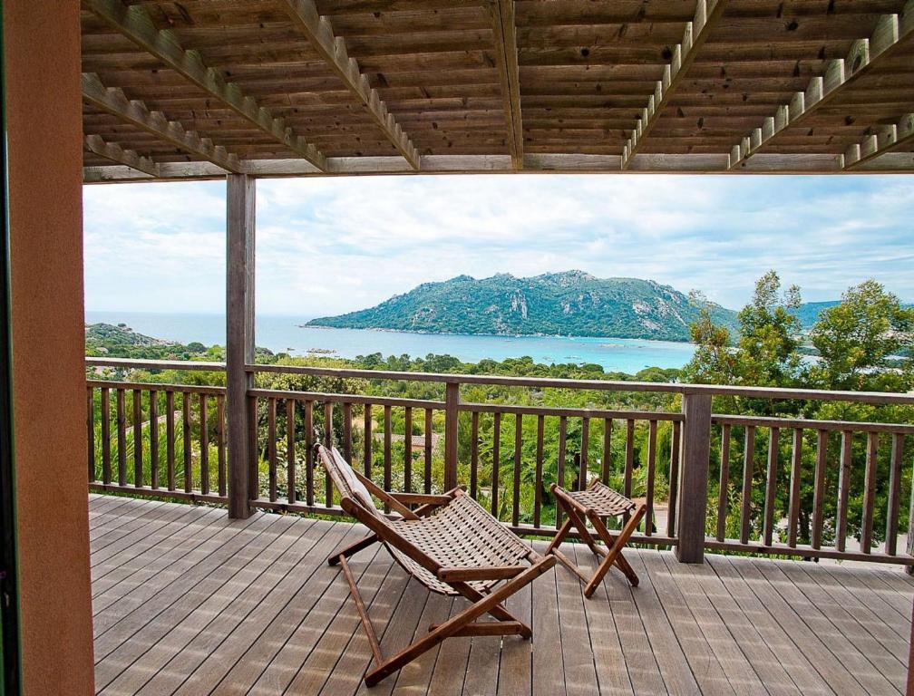 维琪奥港圣朱利亚乡村度假屋酒店的一个带椅子的甲板,享有水景
