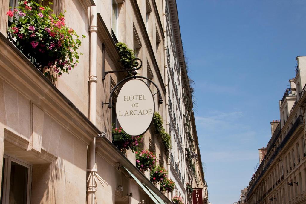 巴黎游乐场酒店的大楼一侧酒店标志
