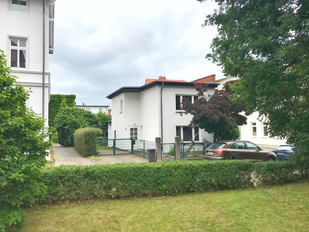 萨斯尼茨Ferienhaus Franzy的前面有一辆汽车停放的白色房子