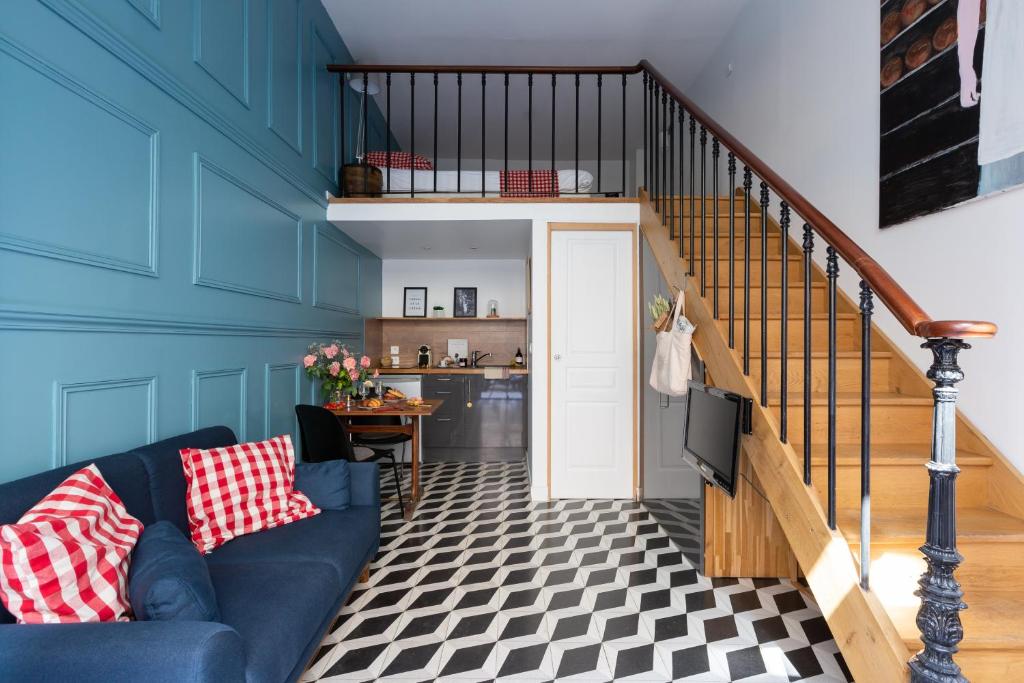 巴黎艺术阁楼公寓，毗邻玛瑞斯的客厅设有蓝色的墙壁和蓝色的沙发。