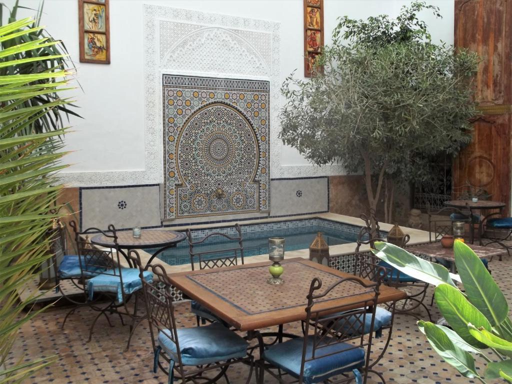非斯利雅得阿塔林酒店的一个带桌椅和墙壁的庭院