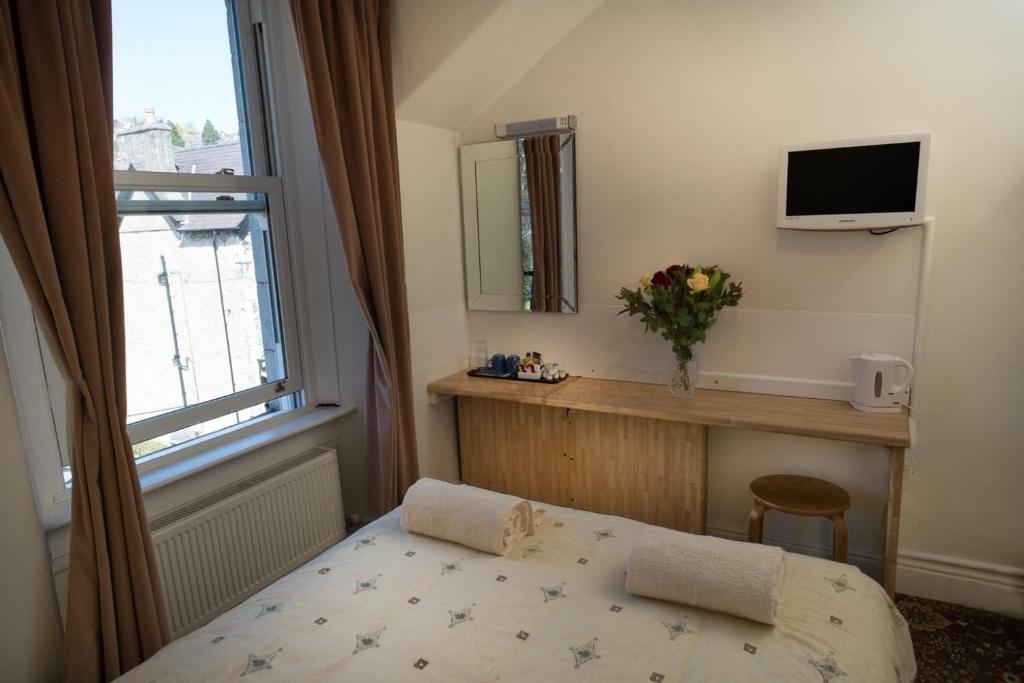 格兰奇奥沃桑茨萨默塞特宫住宿加早餐酒店的一间小卧室,配有床和窗户