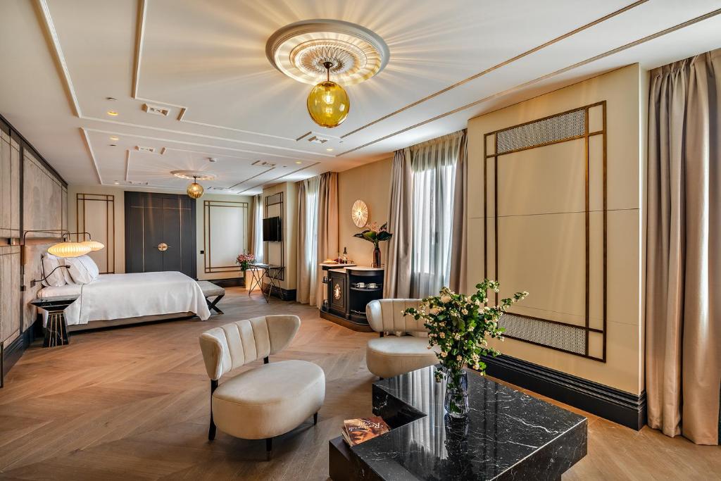 马德里CoolRooms Palacio de Atocha的酒店客房设有床和客厅。