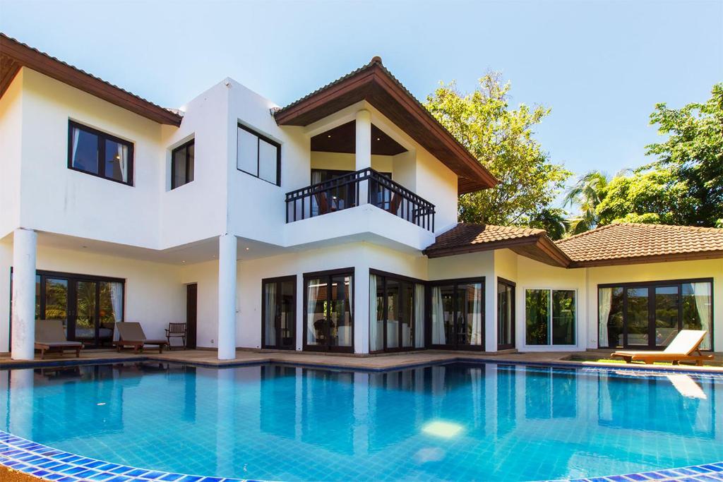 苏林海滩Surin Springs Villa by Alexanders的一座房子前面设有游泳池