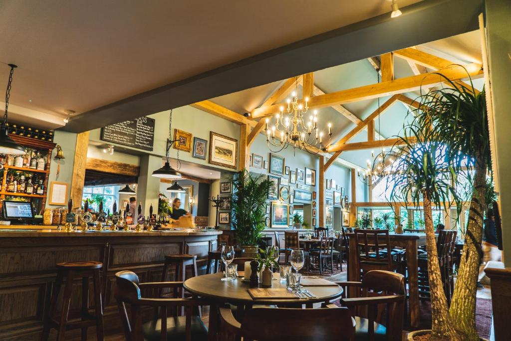 奥尔斯特Arrow Mill- Brunning and Price的一间带桌椅的餐厅和一间酒吧
