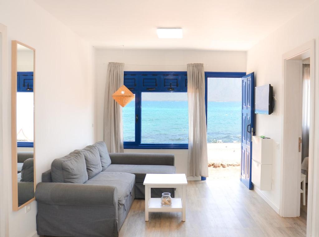 塞博河畔卡莱塔Apartamentos El Marinero - Caletilla的带沙发的客厅,享有海景