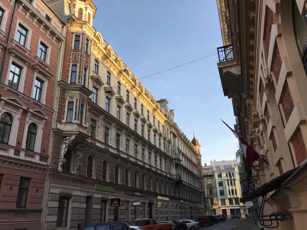 里加Suites by Riga Old Town的城市街道上一排高楼