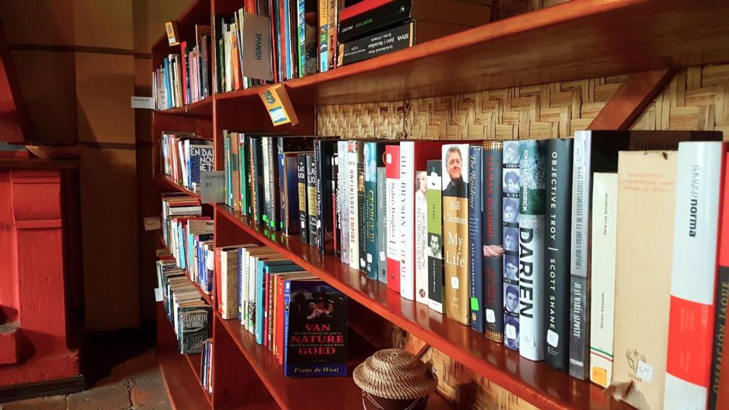 奥塔瓦洛奥塔瓦洛多纳伊斯特酒店的书架上堆满了书