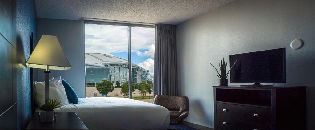 阿林顿Motel 6 Arlington TX Entertainment District的酒店客房设有一张床和一个大窗户