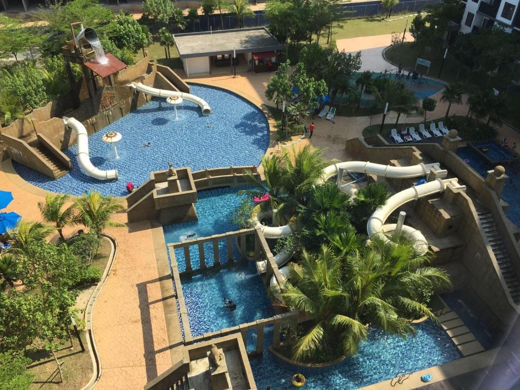 Kampung Sungai KarangCozy Swiss Garden Beach Resort Residence的水上公园的空中景致