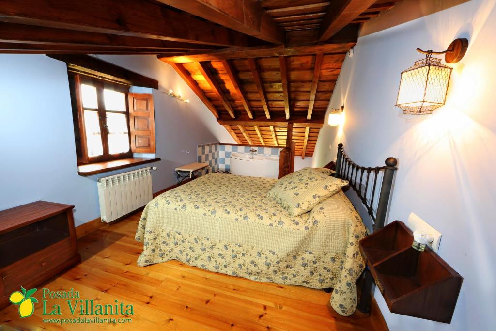 诺瓦莱斯Posada La Villanita的一间卧室设有一张床和木制天花板