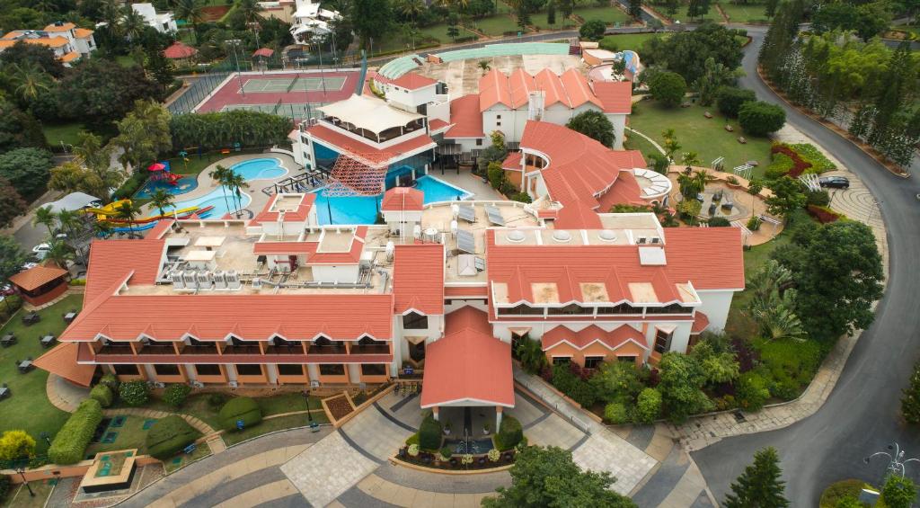 德瓦纳哈利-班加罗尔克拉克异国Spa情调度假酒店的享有带游泳池的大房子的顶部景色