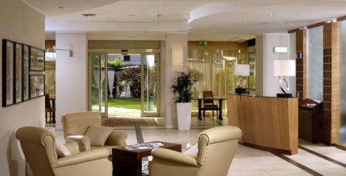 波里奥特米丽兹阿瓜嘉尔梅温泉酒店的客厅配有沙发、椅子和桌子