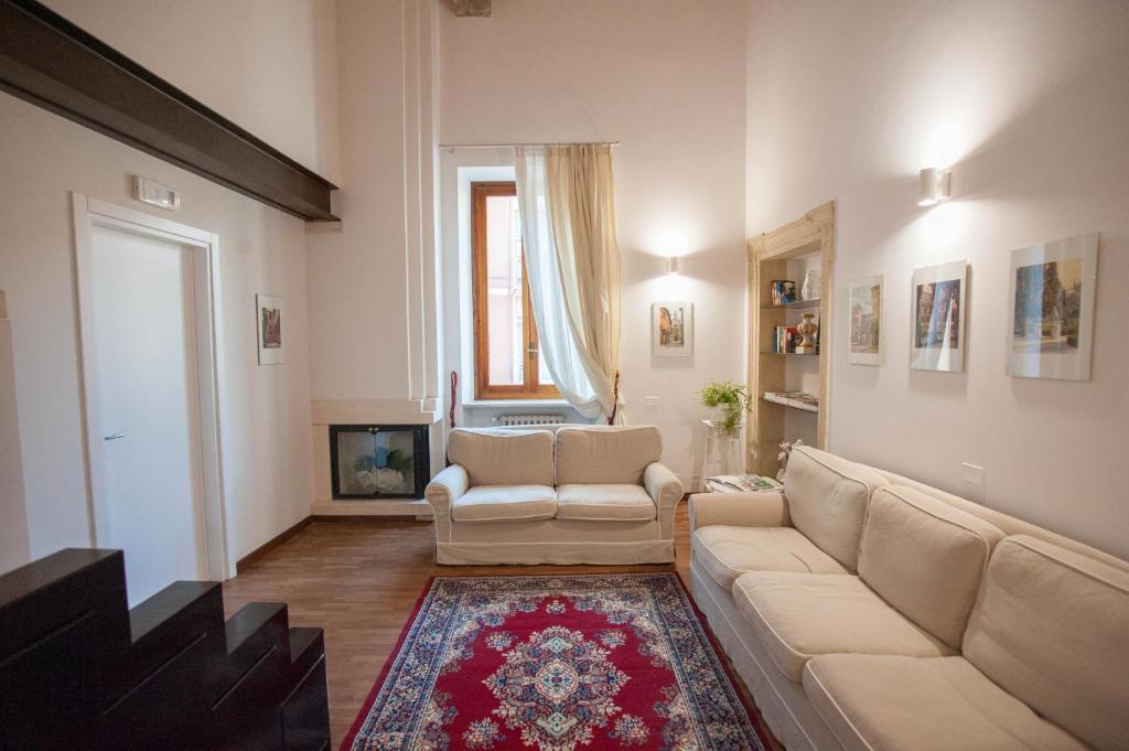 维罗纳Italianflat - Verona Suite的带沙发和电视的客厅