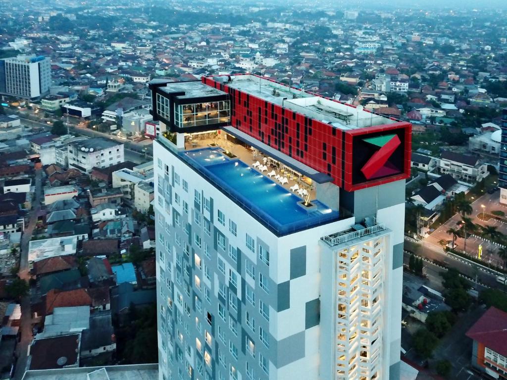 巨港The Zuri Hotel Palembang的享有红色屋顶建筑的上方景色