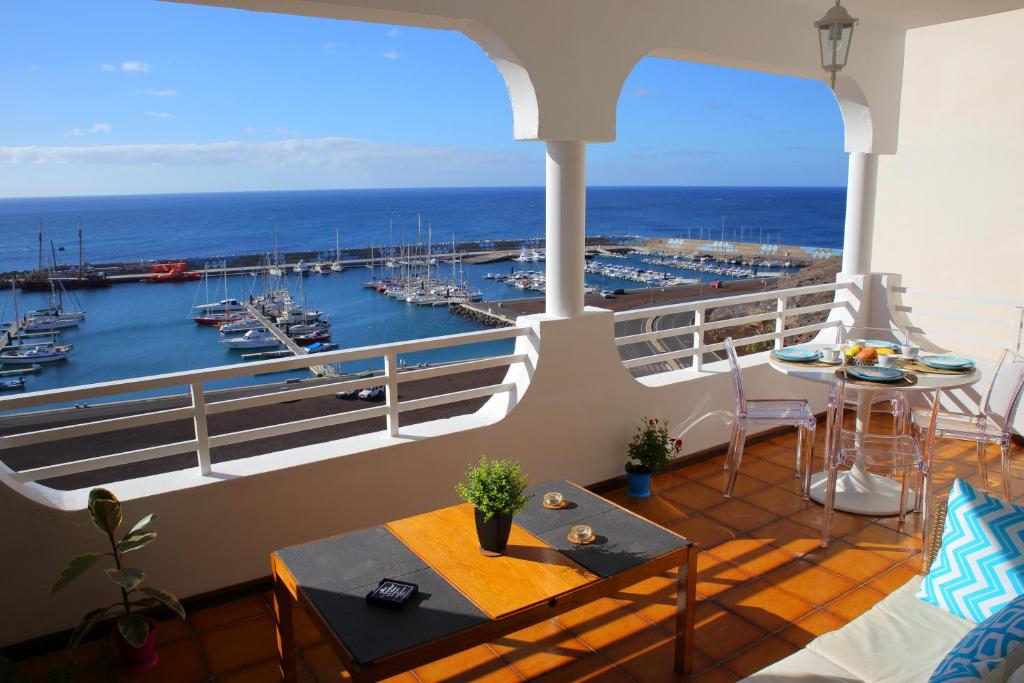 大塔拉哈尔Casa Miramar的享有码头景致的阳台