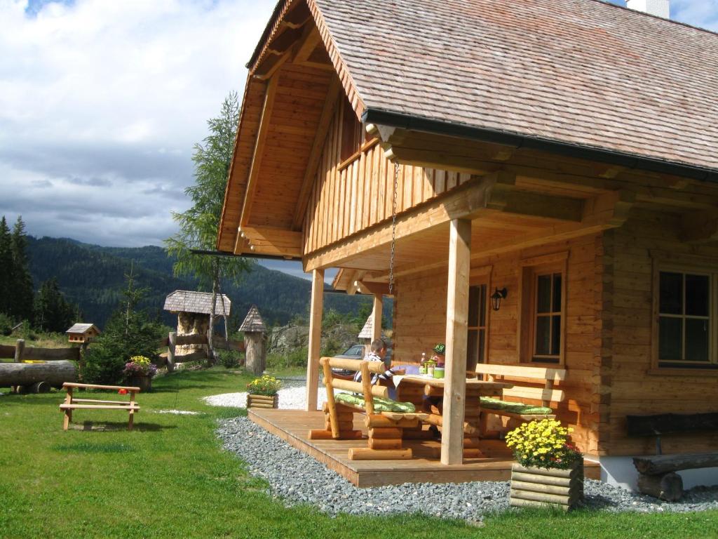 穆劳Pichelhütte的庭院内带野餐桌的小木屋