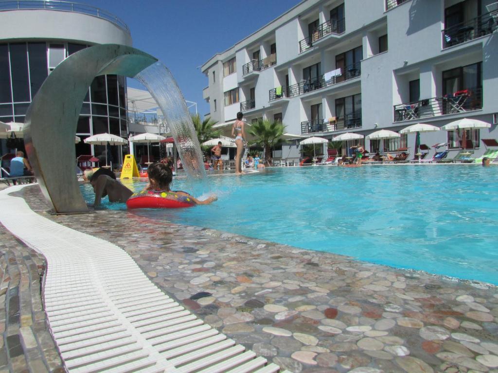 圣金Hotel ANTAG的两名儿童在酒店游泳池玩耍
