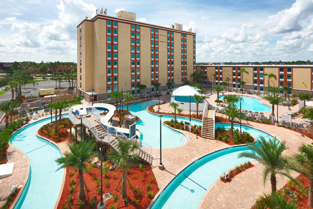基西米Red Lion Hotel Orlando Lake Buena Vista South- Near Disney的享有度假胜地的空中景致,设有2个游泳池