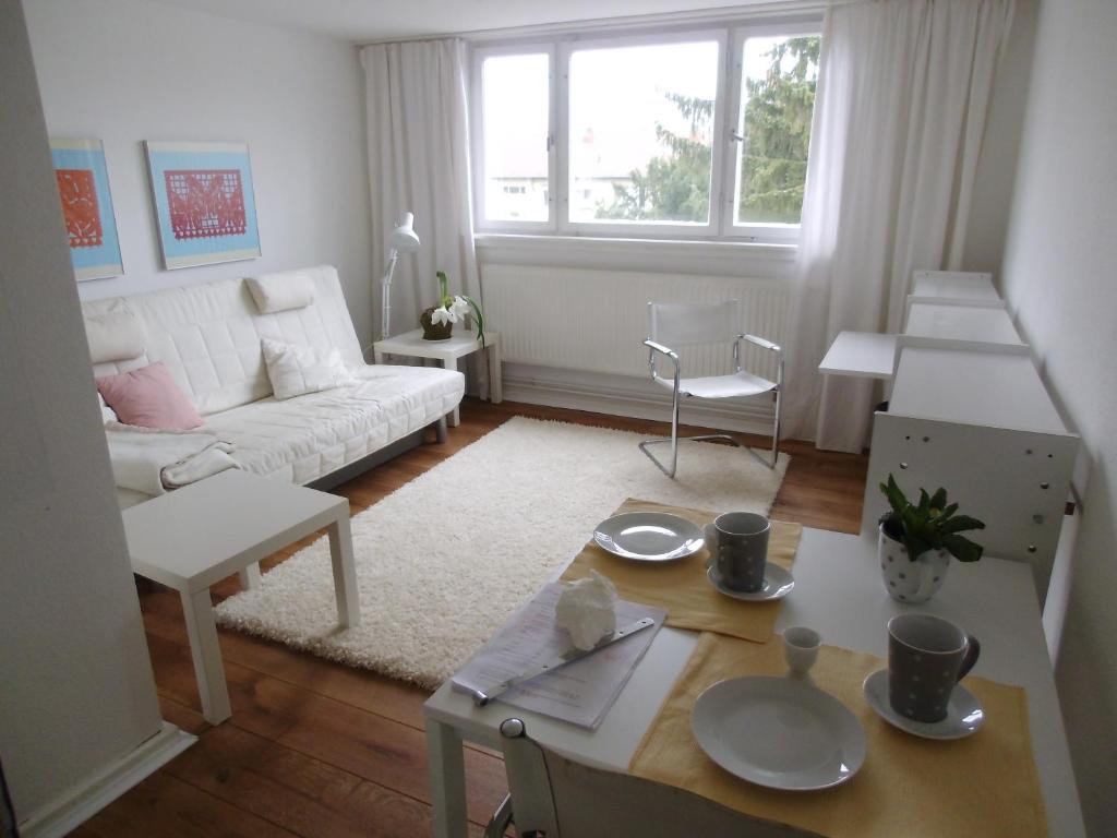 卡尔斯鲁厄城堡公寓的客厅配有白色的沙发和桌子