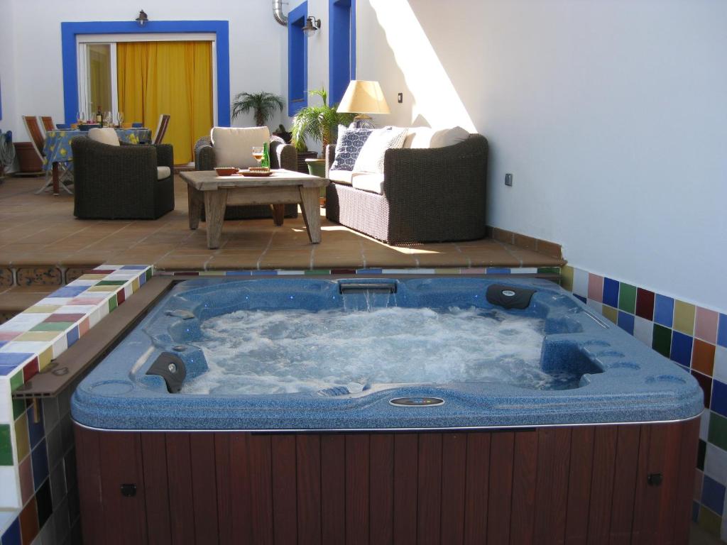 圣何塞Casa Agua Marina的客厅设有大型按摩浴缸