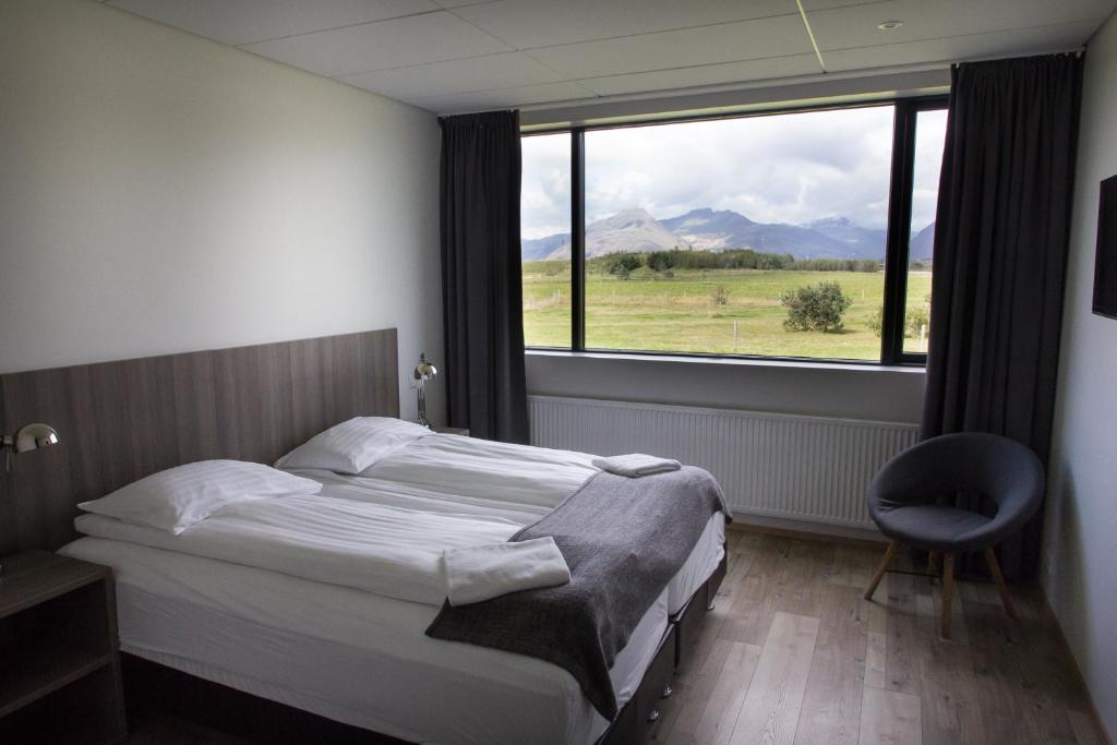 霍芬牛奶厂住宿加早餐旅馆的一间卧室设有一张床和一个大窗户